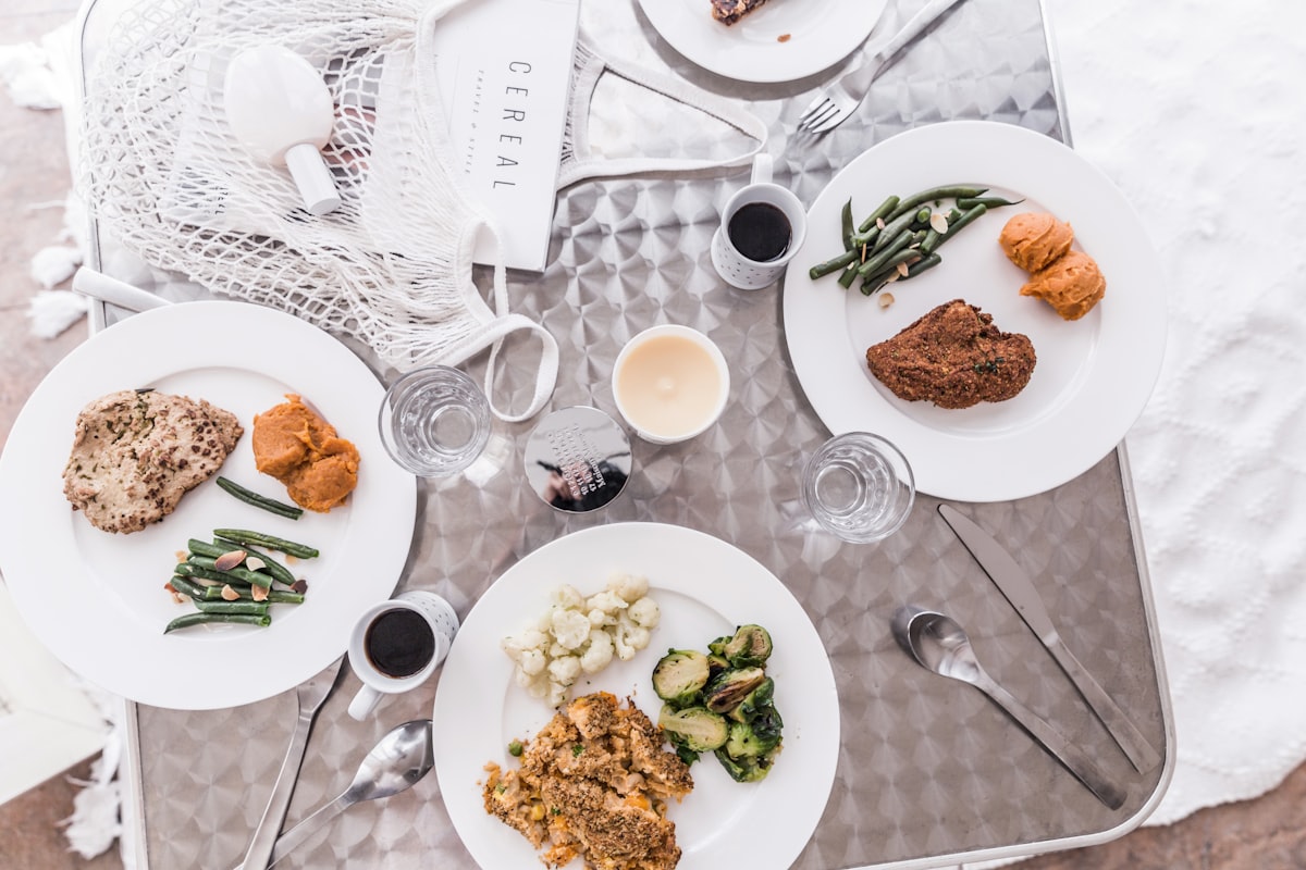 Mamă alăptând cu o alimentație sănătoasă